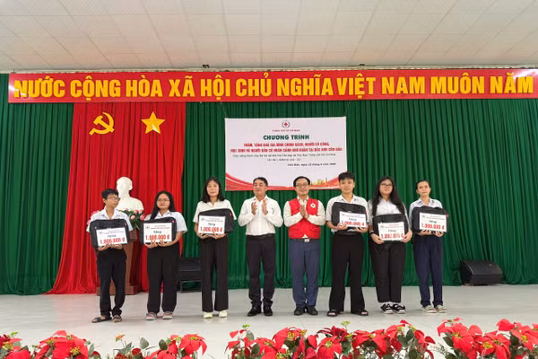 Ban Tổ chức trao 110 suất quà cho 50 học sinh.