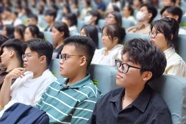 Lê Hữu Bảo (áo đen) cùng bạn học trong ngày khai giảng. 