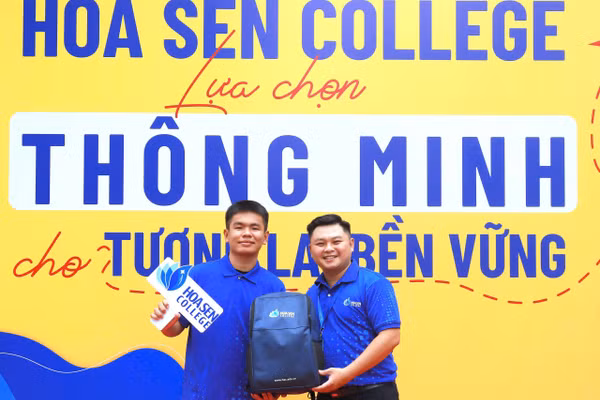 Sinh viên Lưu Tử Nghi nhận bộ quà tặng nhập học.