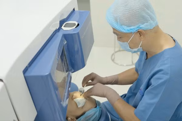 Bệnh nhân được điều trị bằng thiết bị máy móc hiện đại.