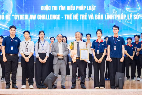 5 gương mặt sinh viên xuất sắc nhất, đại diện tiêu biểu của Phân hiệu TPHCM tham gia tranh tài tại Cuộc thi Tìm hiểu pháp luật cấp Học viện tổ chức tại Hà Nội.