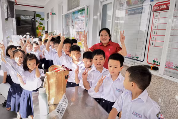 Giáo viên chủ nhiệm và học sinh lớp 1 Trường Tiểu học Hồ Văn Huê trong ngày khám sức khỏe. 