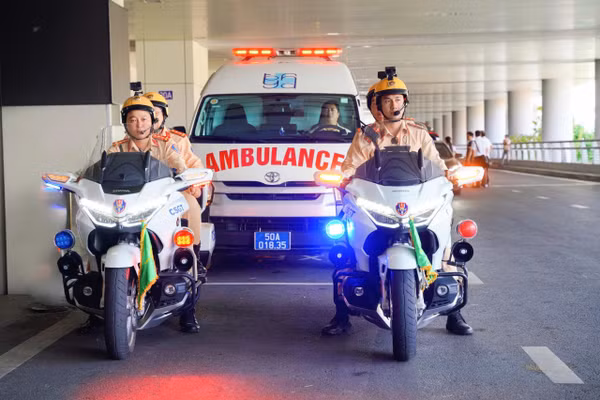 Lực lượng Cảnh sát giao thông dẫn đường cho xe cứu thương. 