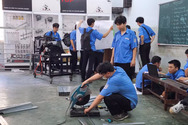 Sinh viên Trường Cao đẳng Kỹ thuật Cao Thắng tại Xưởng chế tạo mô hình.