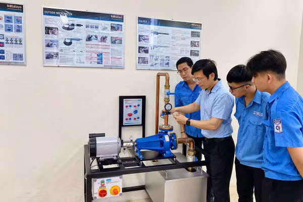 Một buổi học thực hành tại Trường Cao đẳng Kỹ thuật Cao Thắng. 