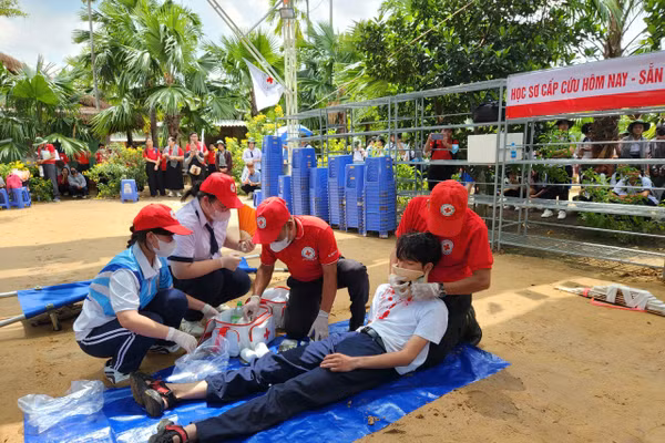 Em Đỗ Lê Hoàng Khải vào vai nạn nhân tại buổi diễn tập sơ cấp cứu.