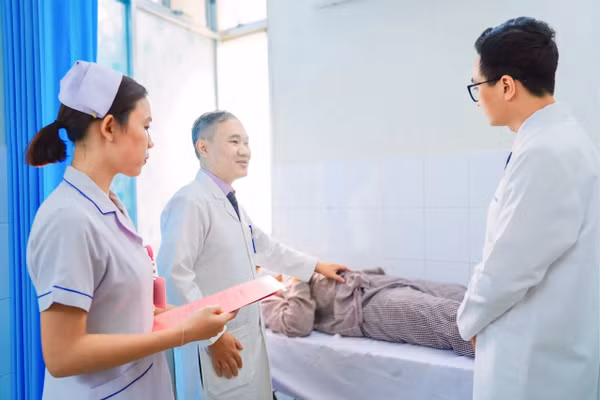 Bác sĩ thăm khám cho bệnh nhi sau phẫu thuật.