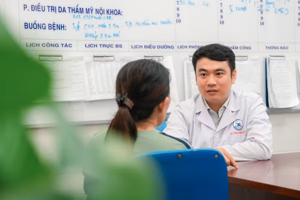 Bác sĩ thăm khám cho bệnh nhân.