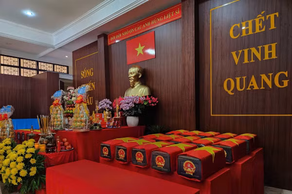 Hài cốt riêng lẻ được đặt vào quách riêng trước khi để tại nhà tưởng niệm, Công viên Lê Thị Riêng. 