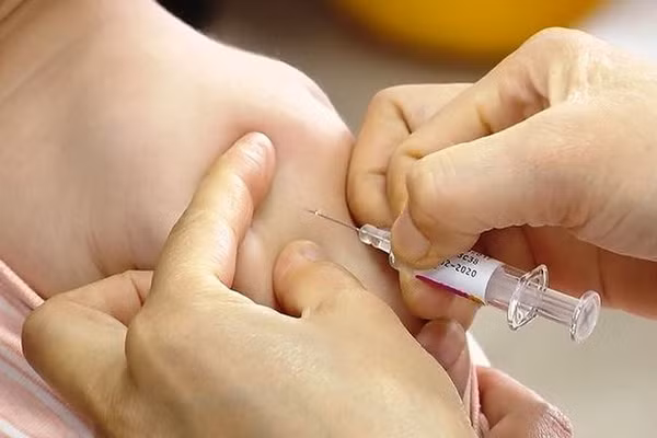 Tiêm vắc-xin là biện pháp chủ động và hiệu quả nhất. (Ảnh minh họa: ITN).