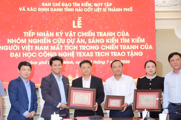 Lãnh đạo Ban Chỉ đạo tìm kiếm, quy tập và xác định danh tính hài cốt liệt sĩ TPHCM tiếp nhận kỷ vật và hồ sơ liệt sĩ.
