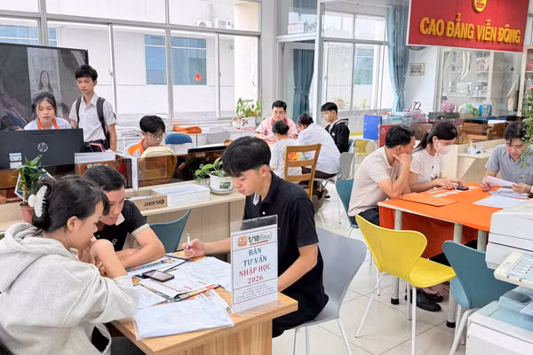 Thí sinh đến đăng ký nhập học tại Trường Cao đẳng Viễn Đông. Ảnh: NTCC.