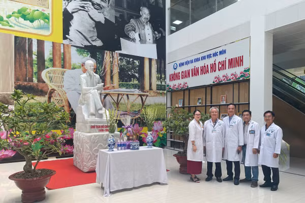 Ban Giám đốc Bệnh viện Đa khoa Khu vực Hóc Môn chụp hình lưu niệm cùng tượng Chủ tịch Hồ Chí Minh. 