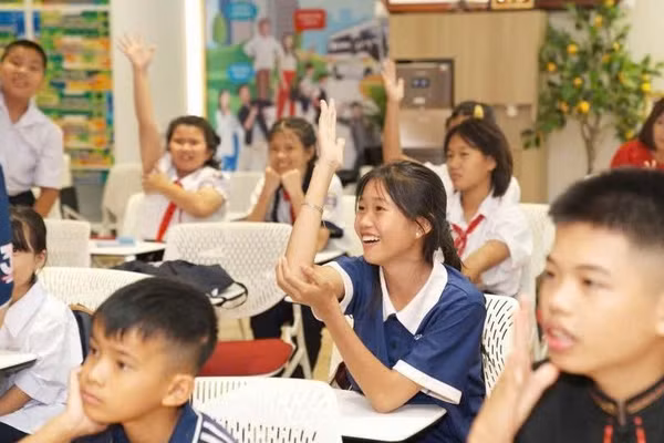 Các em nhỏ nhiệt tình tham gia các hoạt động tương tác trong buổi tham quan tại Văn phòng Công ty Acecook Việt Nam.