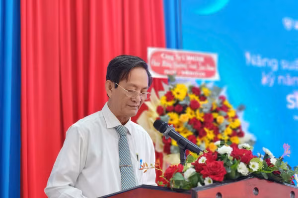 NGƯT.ThS Lâm Văn Quản – Chủ tịch Hội Giáo dục nghề nghiệp TPHCM, phát biểu khai mạc tọa đàm. 