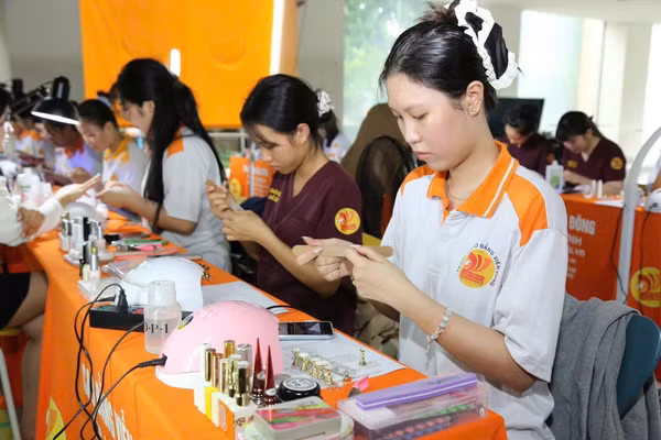 Sinh viên ngành Chăm sóc sắc đẹp Trường Cao đẳng Viễn Đông thực hành bộ môn Nail.