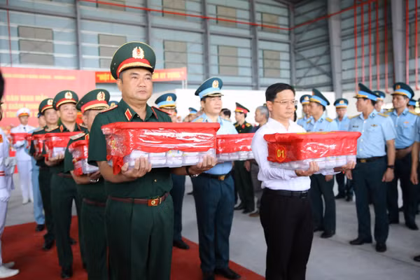 Trung tướng Lê Xuân Thế, Tư lệnh Quân khu 7 và ông Nguyễn Mạnh Cường, Phó Chủ tịch UBND TPHCM, tại buổi lễ. 