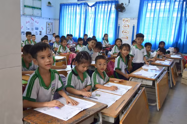 Sĩ số lớp quá đông gây tình trạng thiếu bàn ghế.