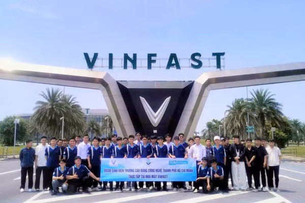 Sinh viên Trường Cao đẳng Công nghệ TPHCM thực tập tại Vinfast. 