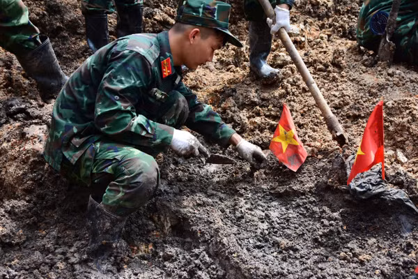 Lực lượng quy tập hài cốt liệt sĩ tại Công viên Lê Thị Riêng. 