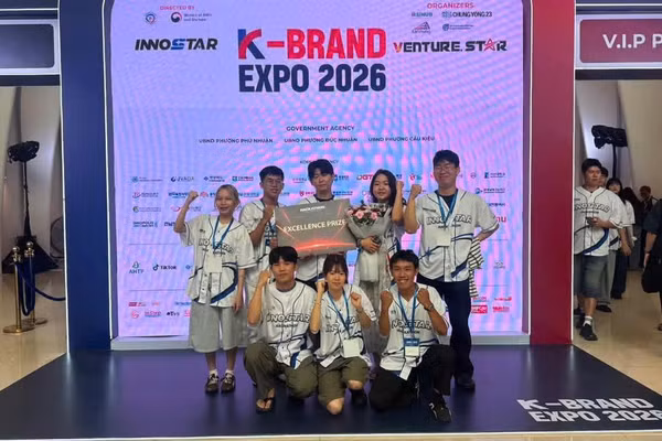 Đội thi EcoLoop AI giành giải Excellence Prize.