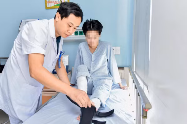 BS.CKII Thân Văn Hùng thăm khám cho bệnh nhân. (Ảnh: BVCC)