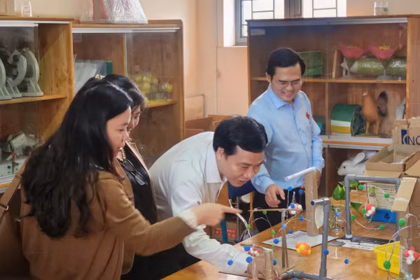 Đoàn khảo sát tại phòng Thực hành thí nghiệm khoa học tự nhiên (Sinh học) tại Trường THCS Cần Thạnh. 