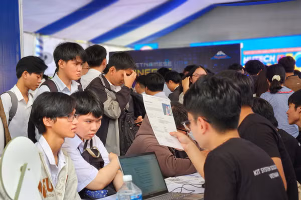 Sinh viên chuẩn bị CV để gặp nhà tuyển dụng. 