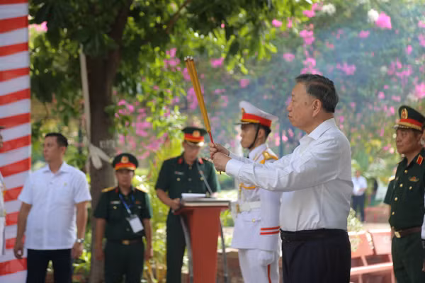 Tổng Bí thư, Chủ tịch nước Tô Lâm dâng hương tưởng niệm các Anh hùng liệt sĩ tại Công viên Lê Thị Riêng (TPHCM).