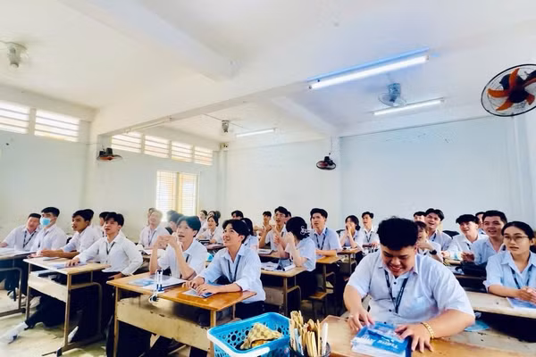 Học sinh Trường THPT Bình Thạnh (Tây Ninh) ôn tập môn Tiếng Anh. 