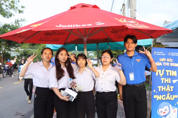 Thí sinh tại Điểm thi Trường THPT Trần Phú (xã Tân Biên).