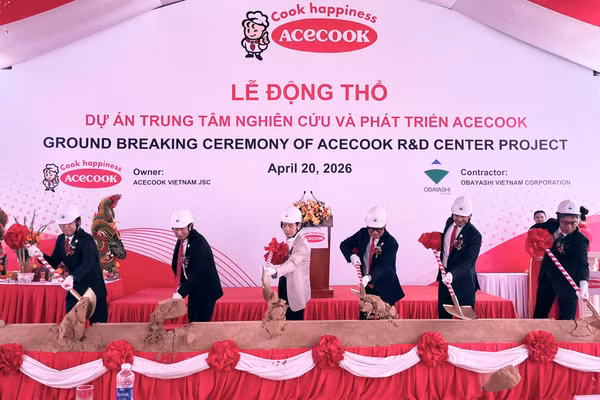 Ban lãnh đạo công ty cùng các đối tác tiến hành nghi thức trong buổi Lễ động thổ.
