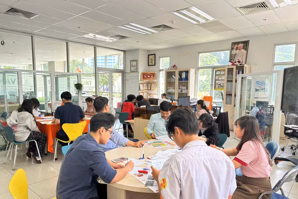 Sinh viên làm thủ tục nhập học tại Trường Cao đẳng Viễn Đông (TPHCM).