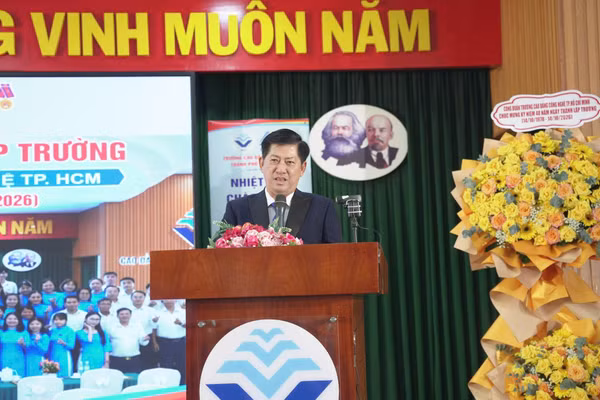 Ông Nguyễn Ngọc Hiển - Bí thư Đảng ủy, Hiệu trưởng nhà trường phát biểu tại buổi lễ.
