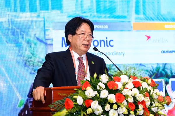 GS.TS.BS Trần Bình Giang - Chủ tịch Hội Ngoại khoa và Phẫu thuật Nội soi Việt Nam phát biểu tại hội nghị.
