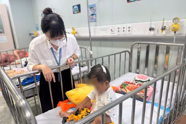 Em bé đang được điều trị tích cực tại Bệnh viện Nhi đồng 1 (TPHCM).