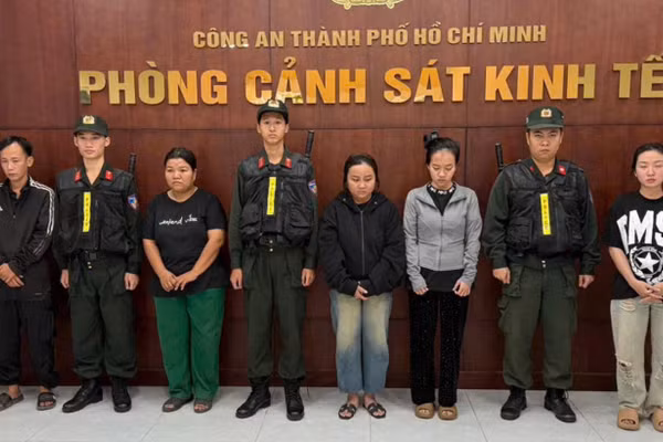 Nhóm 5 người trong đường dây sản xuất dầu gió giả.