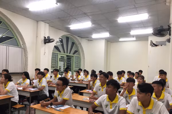 Học sinh lớp 12 tại Phân hiệu Giáo dục thường xuyên Trung tâm Huấn luyện và Thi đấu Thể dục Thể thao.