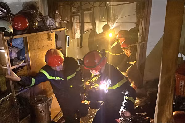 Nhiều cán bộ, chiến sĩ có mặt tại hiện trường. 