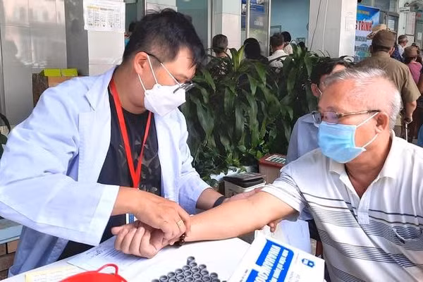 Người cao tuổi ở phường Gò Vấp (TPHCM) thăm khám sức khỏe năm 2025. 