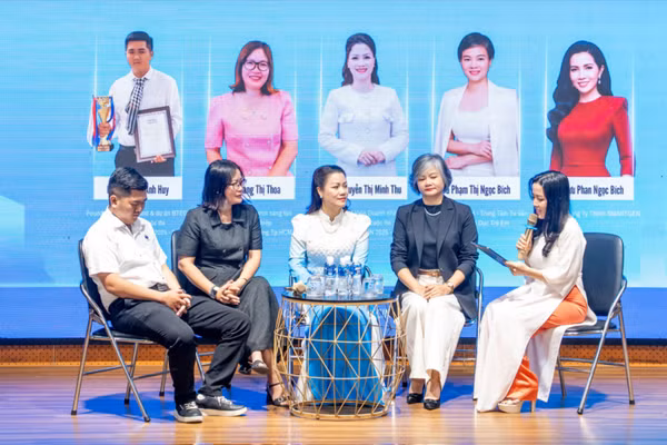 Các diễn giả chia sẻ trong phần toạ đàm.
