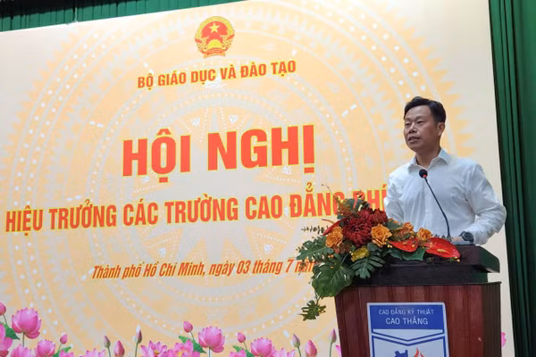 Thứ trưởng Bộ GD&ĐT Lê Quân phát biểu chỉ đạo tại hội nghị. 