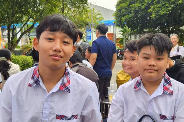 Vũ Anh Đức cùng các bạn trong ngày khai giảng.