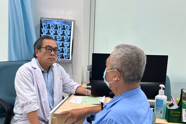 Bác sĩ tư vấn cho bệnh nhân. 