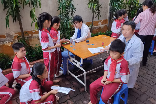 Bệnh viện Đa khoa Khu vực Hóc Môn khám sức khỏe cho học sinh. 