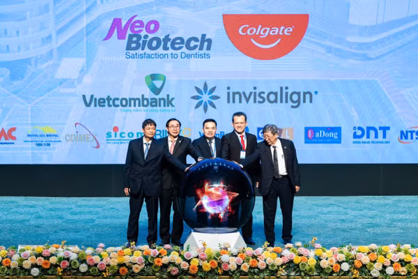 Nghi thức thắp sáng quả cầu tri thức tại hội nghị.