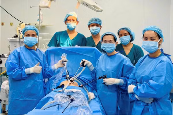 Ekip phẫu thuật nội soi cấp cứu cho một trường hợp thai ngoài tử cung bị vỡ.