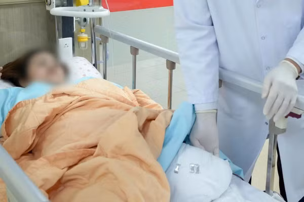 Bệnh nhân chuẩn bị lắp chân giả sau thời gian điều trị.
