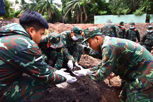 Lực lượng quy tập hài cốt liệt sĩ tại Công viên Lê Thị Riêng. 
