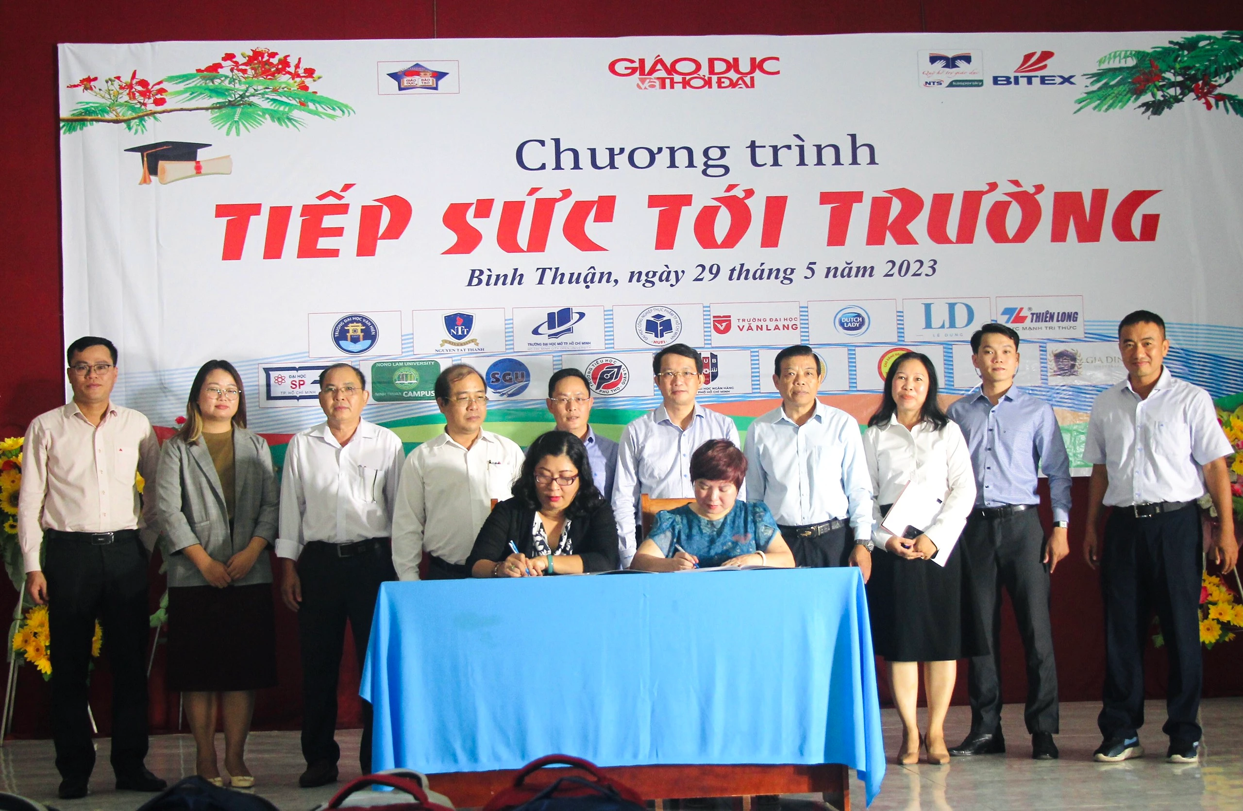 Nhà báo Dương Thanh Hương và bà Nguyễn Thị Phương An ký kết văn bản hợp tác truyền thông.
